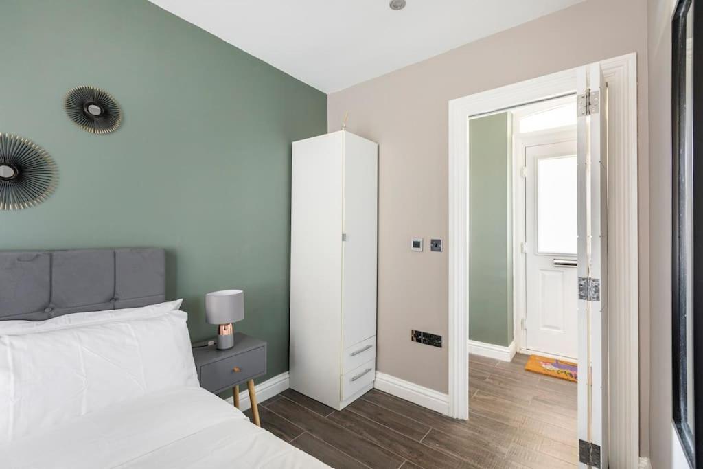 Beautiful Brighton Apartment, 5Min Walk To Beach Екстер'єр фото