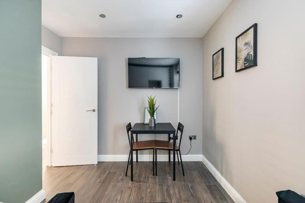 Beautiful Brighton Apartment, 5Min Walk To Beach Екстер'єр фото